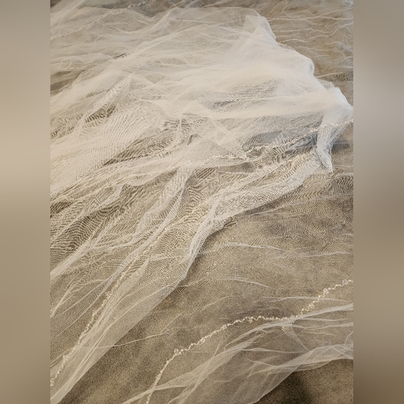 Pearl and acrylic crystal lined Bridal Veil - Picture 4 of 5
